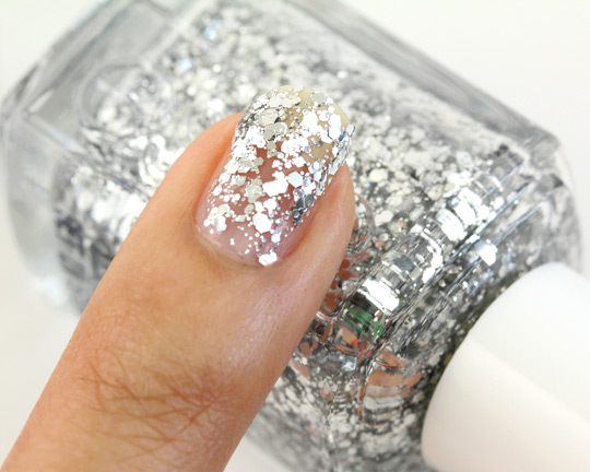 in Uncategorized and tagged black nails, essie, essie polish, glitter,